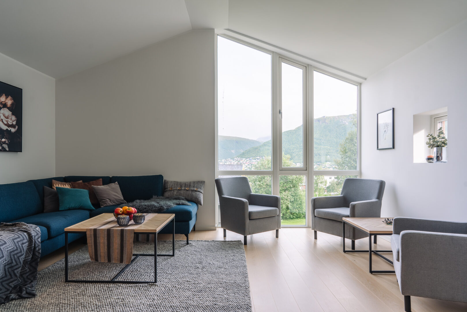 Large bright living room with a mountain- & garden view. 